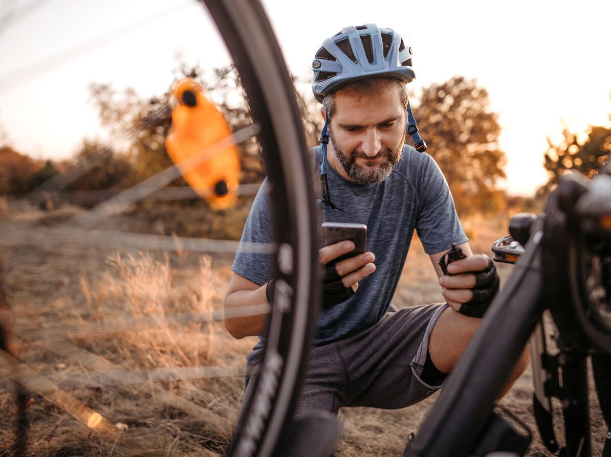 Mand med en cykel, der er gået i stykker