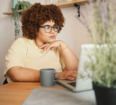 Person sidder ved computer med antivirus