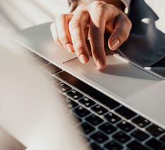 Laptop hvor personen skal undgå at få fupmails