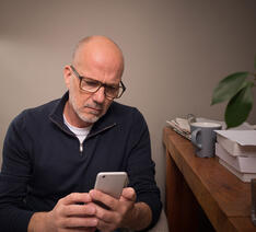 Mand sidder på telefon og skal finde ud af om han har været udsat for id-tyveri