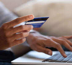 Person er ved at handle online men skal undgå phishing