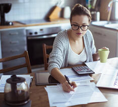 Kvinde investerer i aktiver
