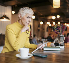 Kvinde leder efter privat pensionsordning på sin computer