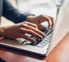 Person bruger computer