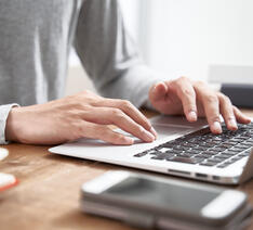 Person bruger computer og forsøger at undgå hacking