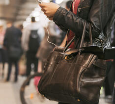 kvinde får stjålet sin pung på station