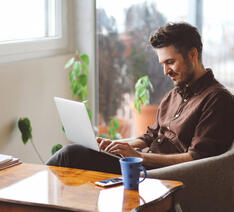 Man sidder på kontor, kigger på de investeringsforeninger, han har valgt