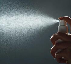 Nanopartikler kommer ud af en sprayflaske.