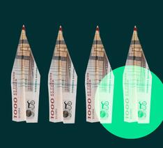 Pengesedler foldet som papirflyvere