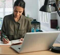 Kvinde kigger på sin pensionsordning på computer