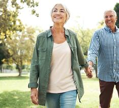 Pensionister med god økonomi i en park