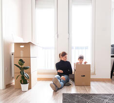 Mor og søn i deres nye bolig