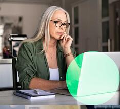 Kvinde kigger på sine investeringer