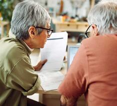 pensionister ser på computer