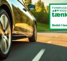 Bil, der kører på en landevej - tæt på