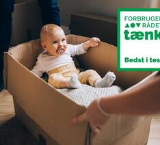 Baby i flyttekasse