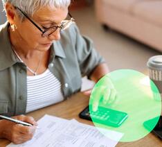 Kvinde med lommeregner