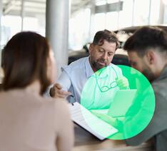 Mand og kvinde ved skrivebordet hos en biludlejer