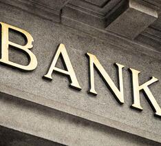 bogstaver eller skilt, på bygning, hvor der står bank