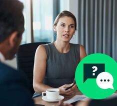 Kvinde til møde med bank