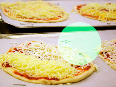 pizzatopping og revet ost bliver testet